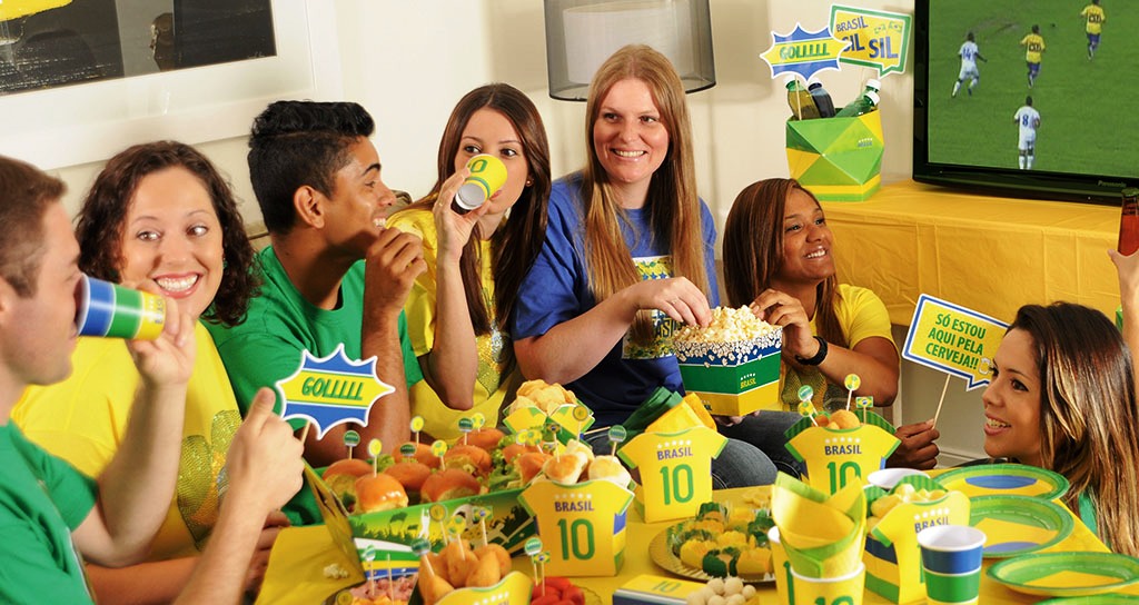 File:Torcedor brasileiro assistindo jogo do Brasil na Copa Do