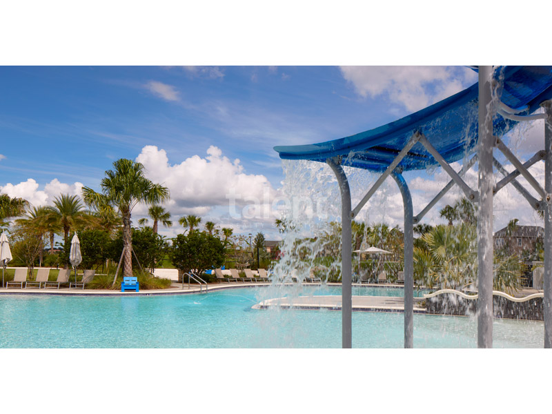 Laureate Park Lofts - Casas em Orlando com ótima localização Piscina Condomínio