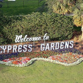 Qual foi o primeiro parque temático de Orlando?