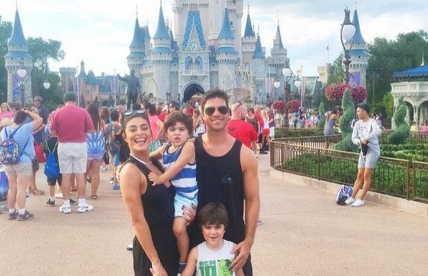 Juliana Paes passa férias com a família em sua casa em Orlando
